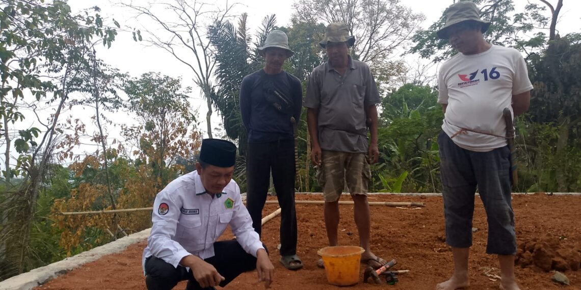 Penyuluh KUA Lengkong Kalibrasi Arah Kiblat Mushola Al Barokah di Desa Langkapjaya