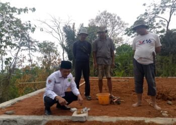 Penyuluh KUA Lengkong Kalibrasi Arah Kiblat Mushola Al Barokah di Desa Langkapjaya