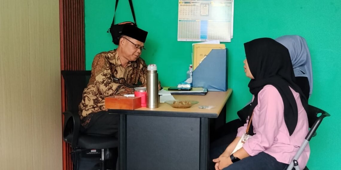 Kepala KUA Cidahu Berikan Layanan BP4 kepada Masyarakat