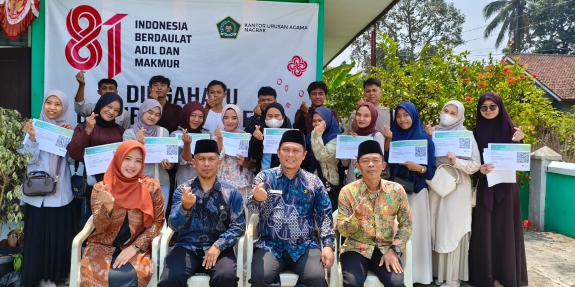 Penyerahan Sertifikat Bimwin Jadi Penanda Kesiapan Calon Pengantin di KUA Nagrak