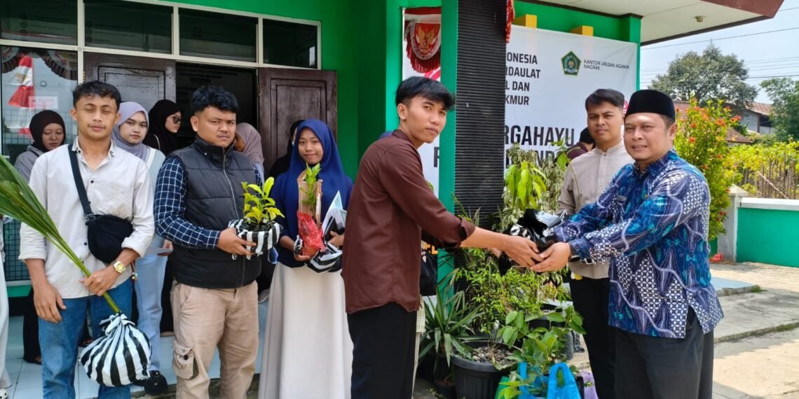 Merawat Bumi, Menguatkan Janji Suci: Kontribusi Ekologis Calon Pengantin Usai Bimbingan Perkawinan di KUA Nagrak