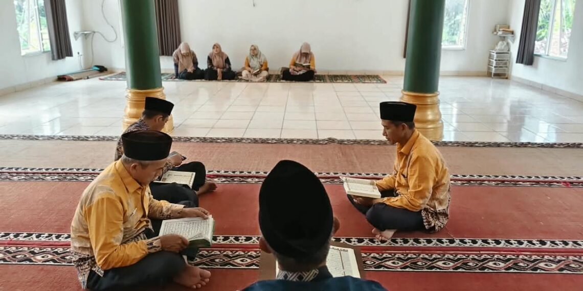 Bakda Zuhur, Pegawai KUA Ciracap Hidupkan Maulid Nabi dengan Tadarus dan Selawat