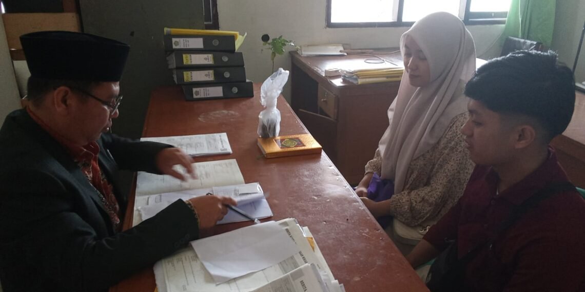 Penghulu KUA Cikidang Periksa Data Calon Pengantin dalam Bimbingan Perkawinan