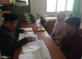 Penghulu KUA Cikidang Periksa Data Calon Pengantin dalam Bimbingan Perkawinan
