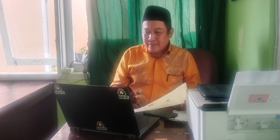 Teliti Berkas Nikah, Penghulu KUA Ciracap Perkuat Budaya Kerja 4T