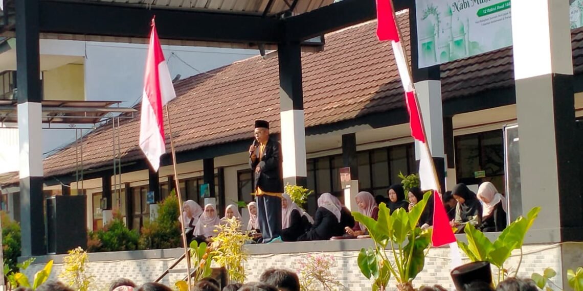 Penyuluh KUA Cikidang Perkuat Akhlak Pelajar melalui Program BRUS di SMAN 1 Cikidang