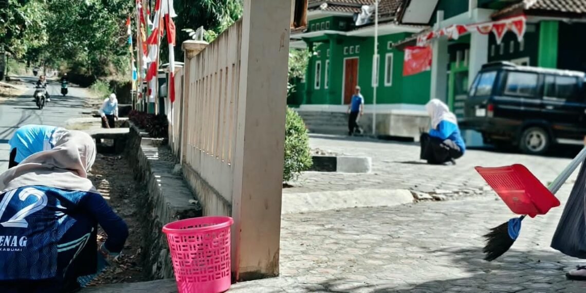 Menjaga Kantor Tetap Asri, Keluarga KUA Ciracap Bergerak melalui GEMAH ASRI