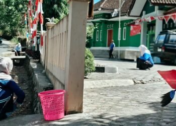 Menjaga Kantor Tetap Asri, Keluarga KUA Ciracap Bergerak melalui GEMAH ASRI