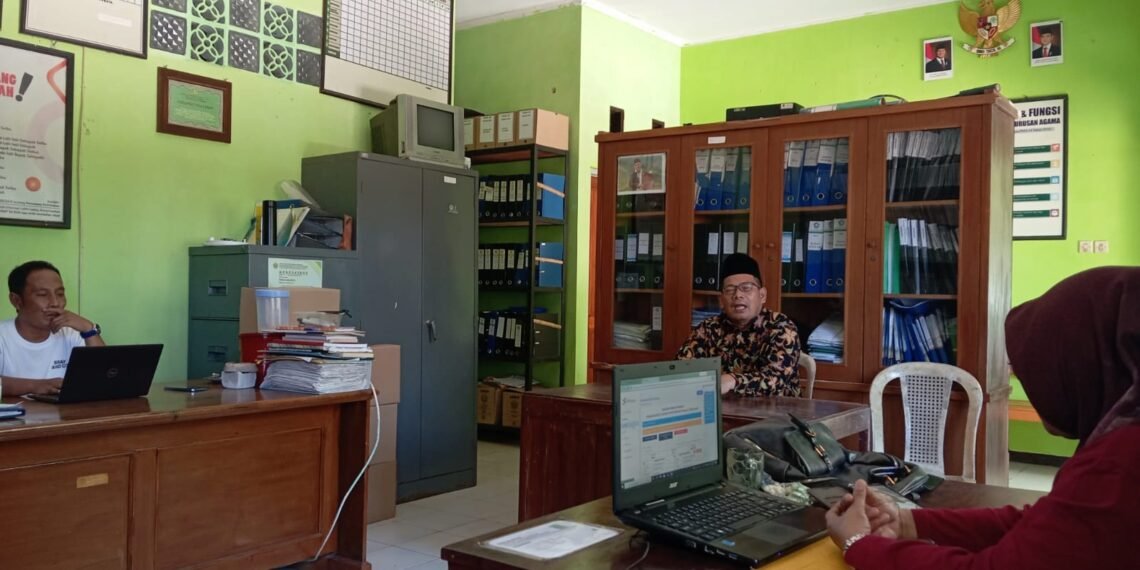 Rapat Internal KUA Surade Tindak Lanjuti Hasil Monev Triwulan I dan II
