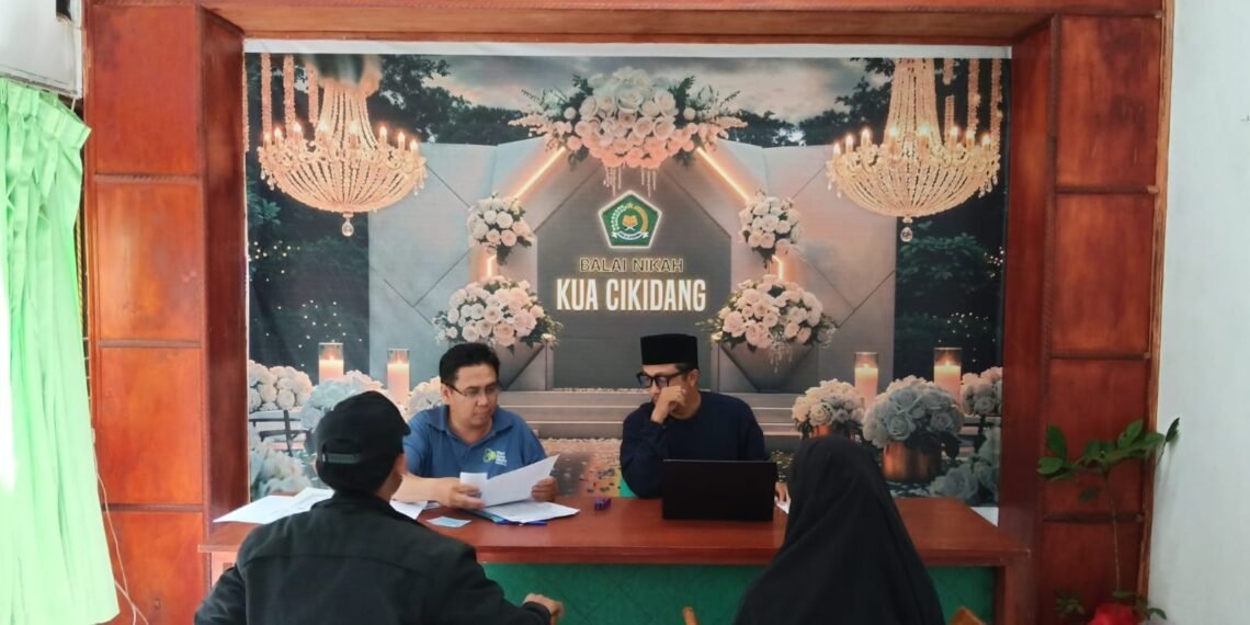KUA Cikidang Periksa Berkas Perkawinan dan Berikan Bimwin Mandiri bagi Calon Pengantin
