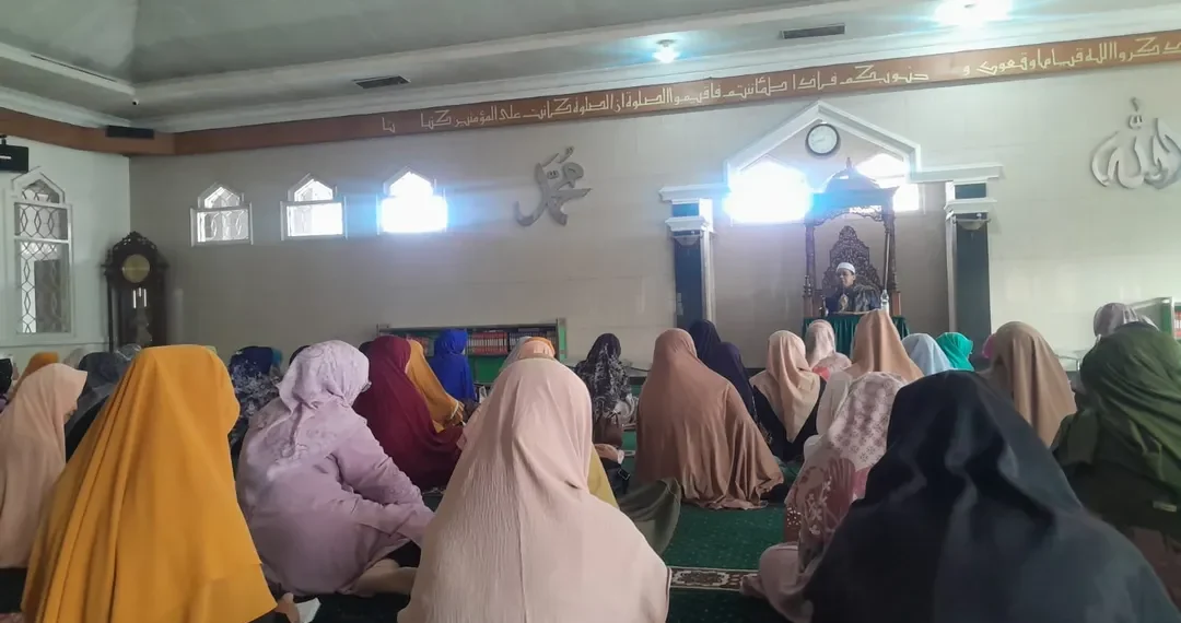 Penyuluh KUA Cisaat Sosialisasikan Gema Selawat Kebangsaan kepada Jamaah Majelis Taklim