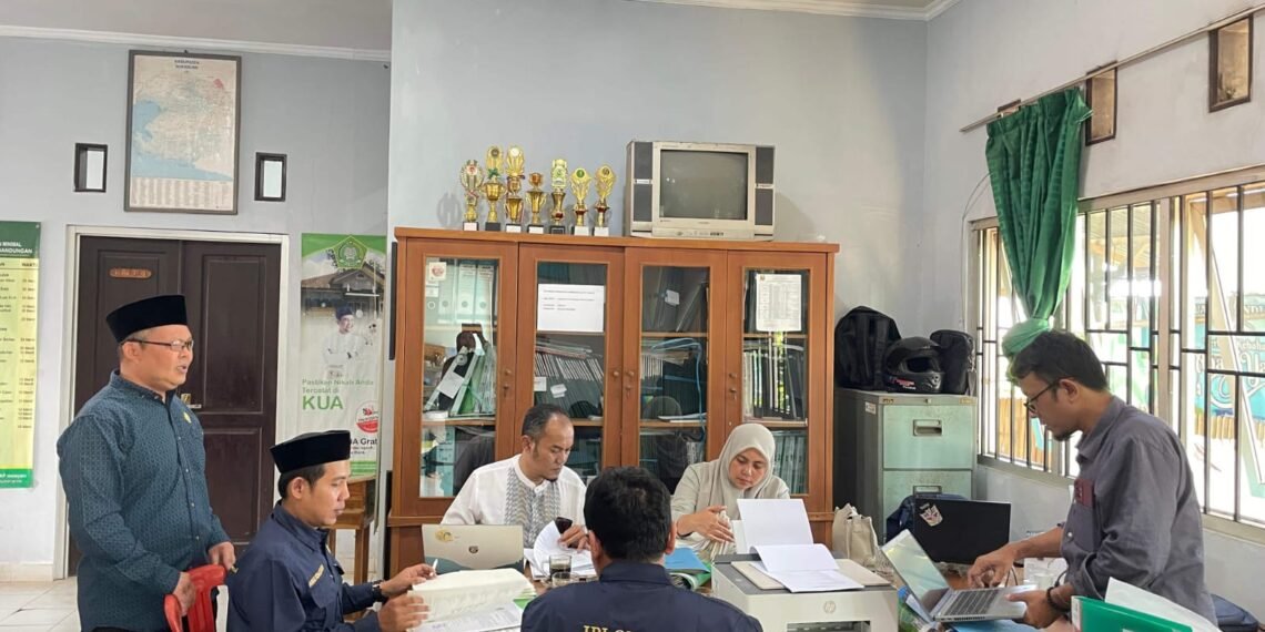KUA Kabandungan Jalani Supervisi Triwulan, Pastikan Administrasi Nikah Sesuai Ketentuan