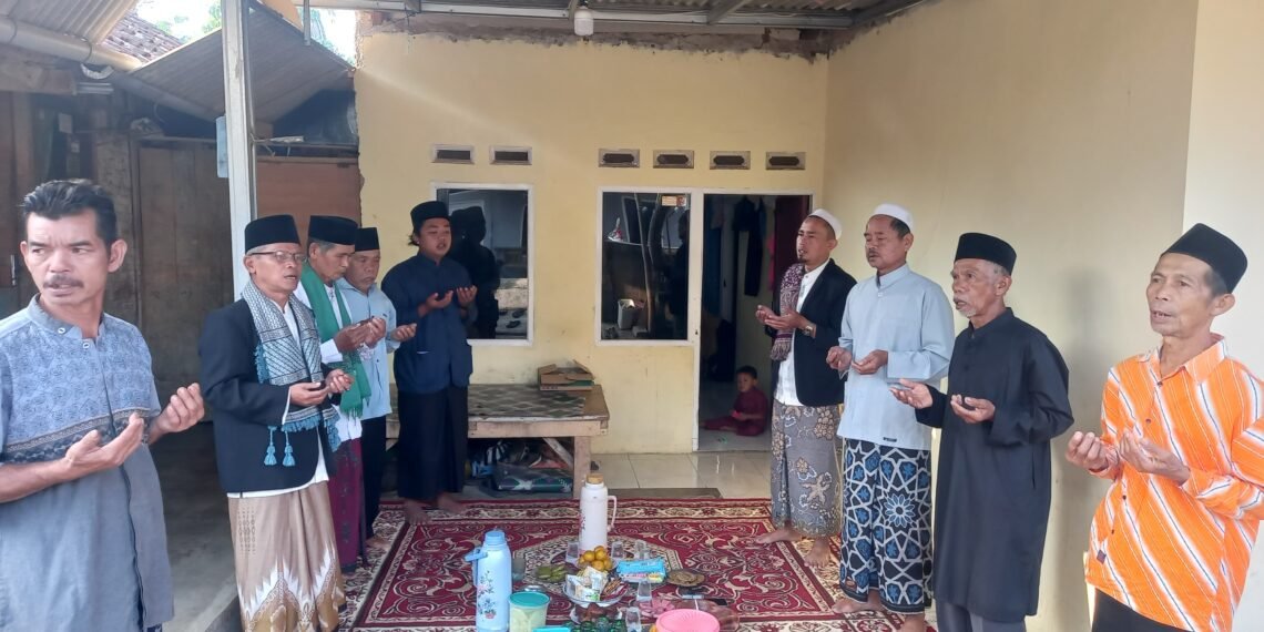 Penyuluh KUA Cikidang Pimpin Shalawat di Maulid Nabi, Ajak Jamaah Perkuat Kecintaan kepada Rasulullah