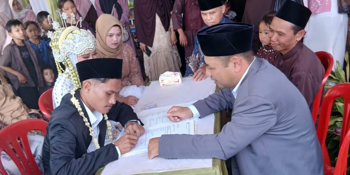 Penghulu KUA Lengkong Pandu Ijab Kabul, Tekankan Komitmen Membangun Keluarga Sakinah
