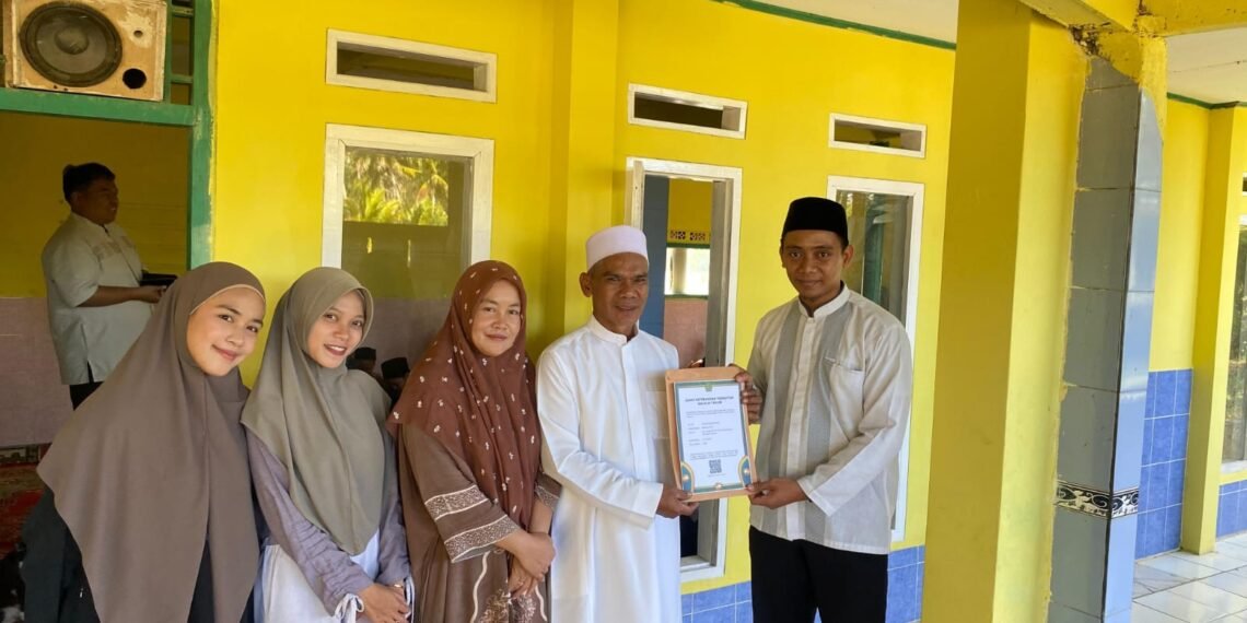 Perkuat Legalitas Majelis Taklim, Penyuluh KUA Cibitung Serahkan SKT Miftahul Jannah
