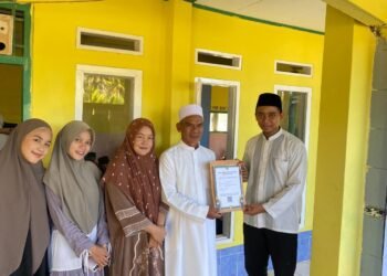 Perkuat Legalitas Majelis Taklim, Penyuluh KUA Cibitung Serahkan SKT Miftahul Jannah