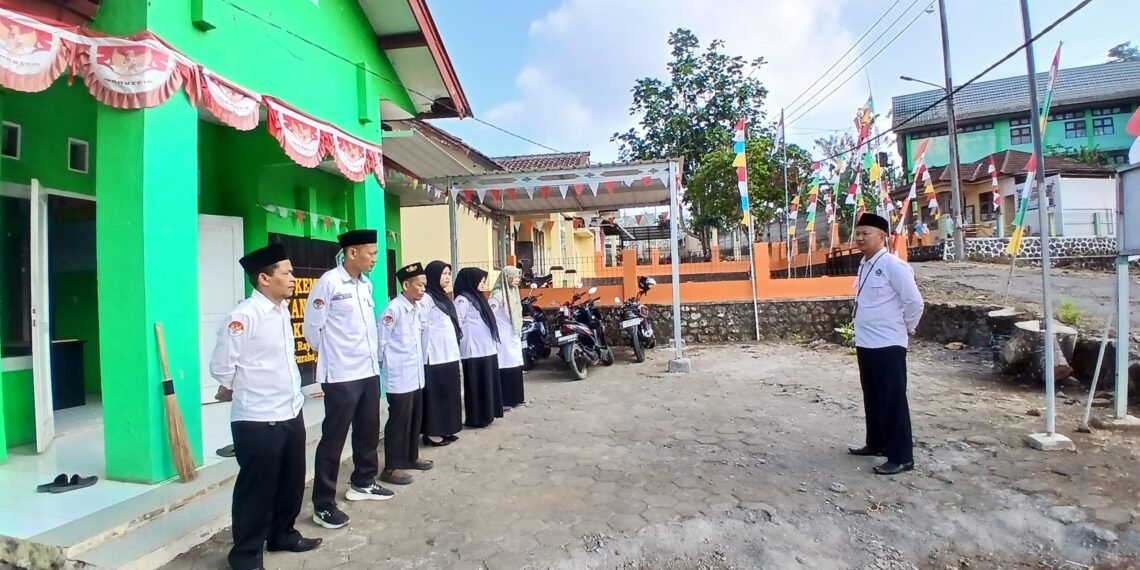 Kepala KUA Purabaya Tekankan Semangat Kerja dan Kepedulian terhadap Kebersihan Lingkungan