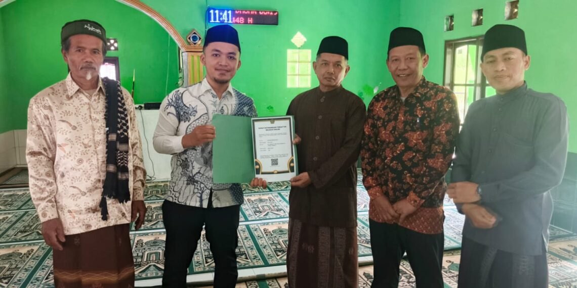 Penyuluh KUA Cikakak Serahkan SKT Majelis Taklim Nurul Amal, Perkuat Pembinaan Keagamaan di Desa Cirendang