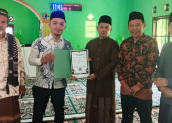 Penyuluh KUA Cikakak Serahkan SKT Majelis Taklim Nurul Amal, Perkuat Pembinaan Keagamaan di Desa Cirendang