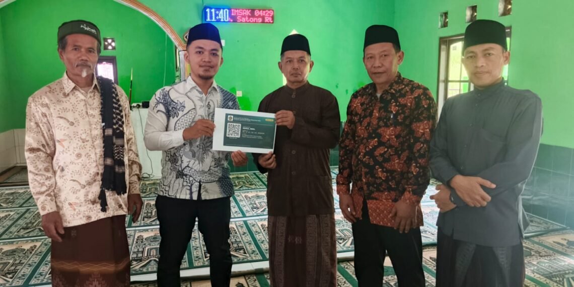 Penyuluh KUA Cikakak Serahkan Kartu ID Masjid Nurul Amal, Perkuat Tertib Data Rumah Ibadah