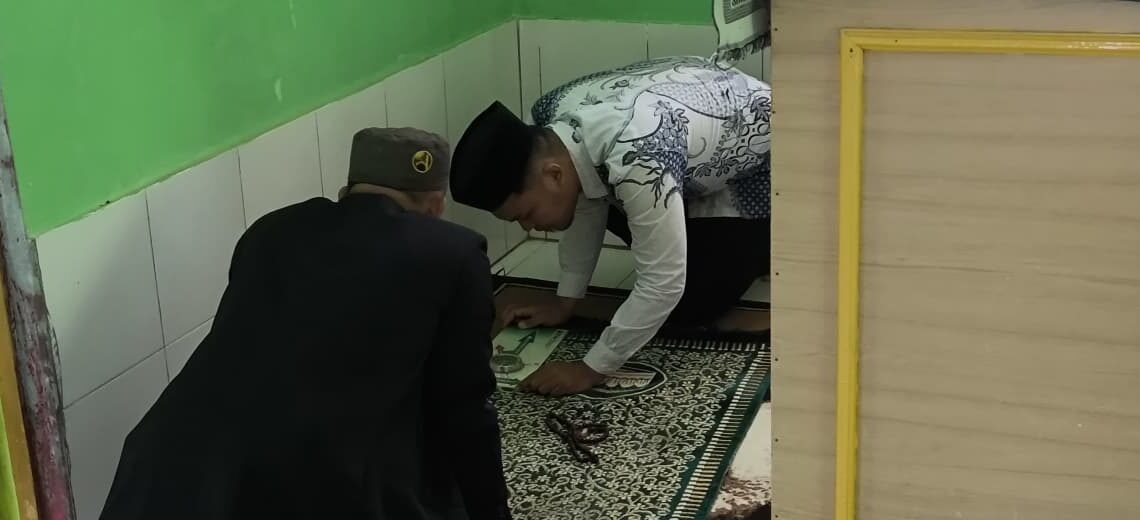 Pastikan Ketepatan Arah Kiblat, Penyuluh KUA Cikakak Kalibrasi Masjid Nurul Amal