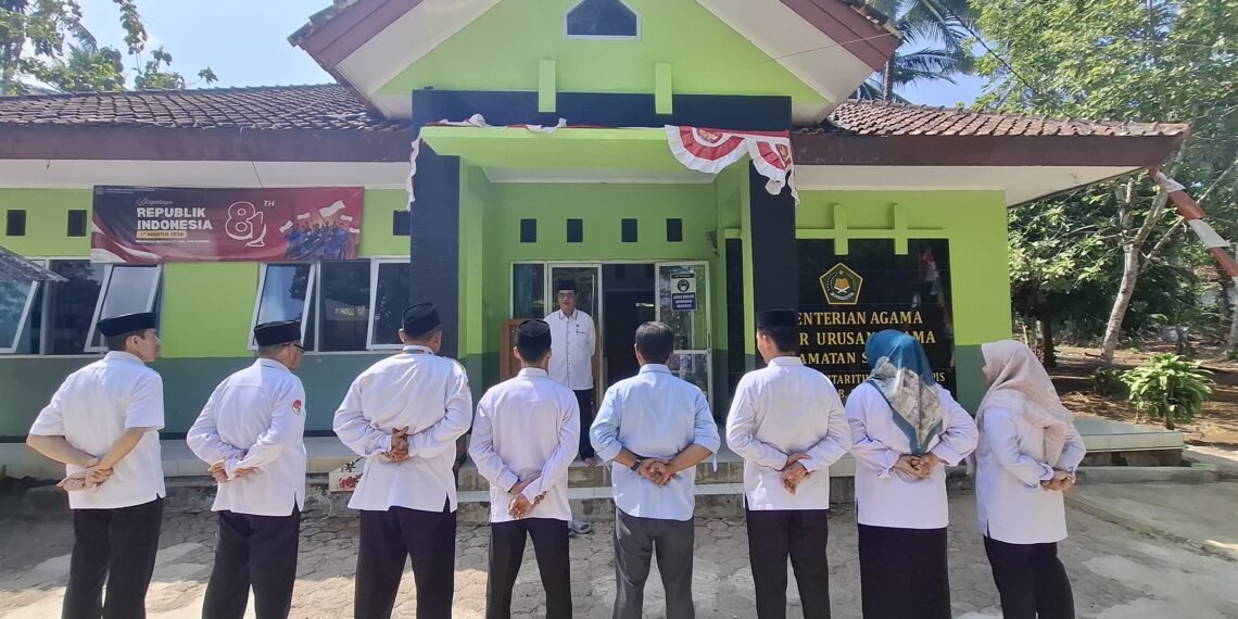 Penghulu KUA Surade Tekankan Integritas dan Pelayanan Prima dalam Apel Pagi