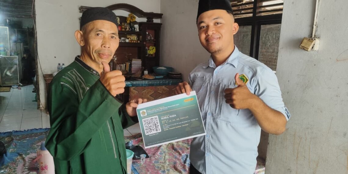 Penyuluh KUA Cikakak Serahkan Kartu ID SIMAS kepada DKM Masjid Nurul Huda