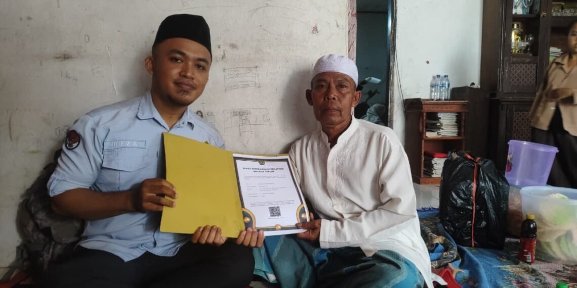 Penyuluh KUA Cikakak Serahkan SKT kepada Majelis Taklim Nurul Huda Desa Sirnarasa