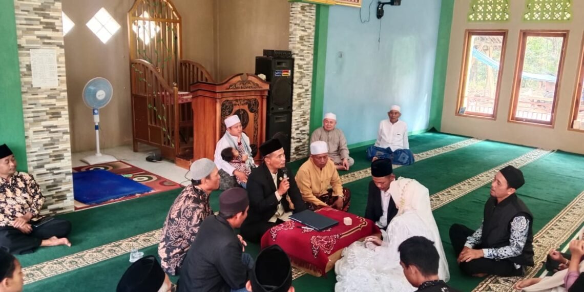 Kepala KUA Ciracap Ingatkan Pasangan Pengantin Pentingnya Doa Orang Tua dan Guru