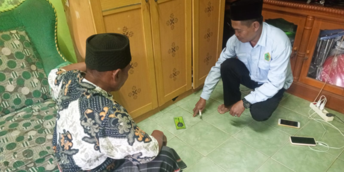 Penyuluh KUA Ciemas Laksanakan Kalibrasi Arah Kiblat Rumah Warga di Desa Cibenda