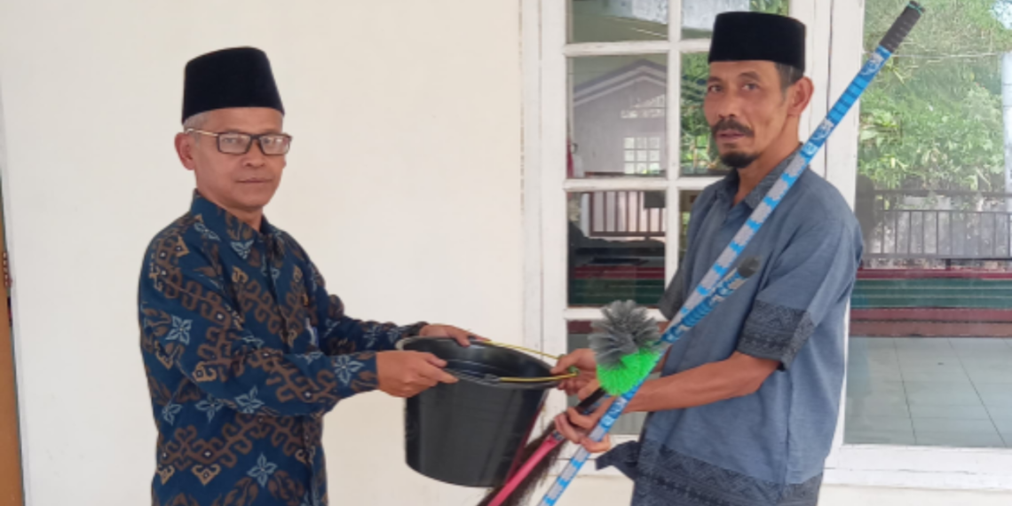 Penyuluh KUA Cikidang Serahkan Peralatan GEBER MAS kepada DKM Al Hikmah