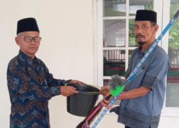 Penyuluh KUA Cikidang Serahkan Peralatan GEBER MAS kepada DKM Al Hikmah