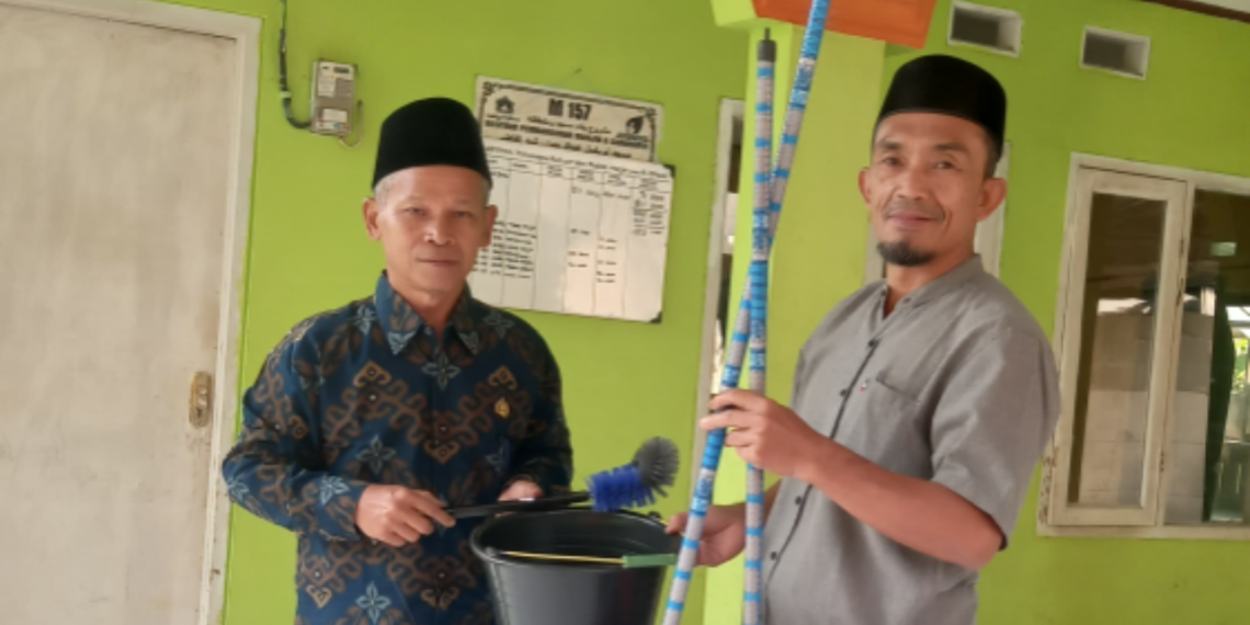 Penyuluh KUA Cikidang Beri Bantuan Peralatan Kebersihan untuk Dukung GEBER MASJID