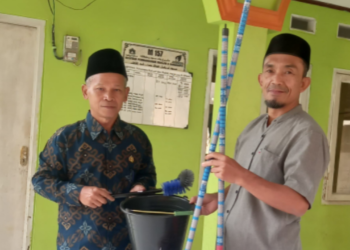 Penyuluh KUA Cikidang Beri Bantuan Peralatan Kebersihan untuk Dukung GEBER MASJID
