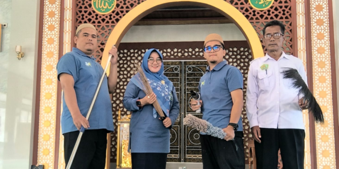 KUA Surade Bersama Masyarakat Laksanakan GEBER MASJID di Masjid Besar Al-Jalil