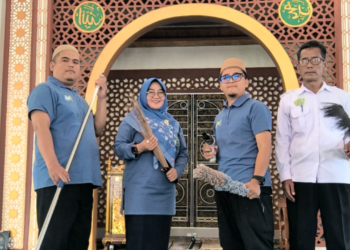 KUA Surade Bersama Masyarakat Laksanakan GEBER MASJID di Masjid Besar Al-Jalil