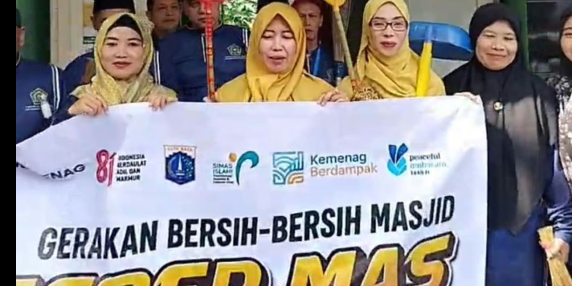 Penyuluh KUA Cireunghas Bersama Masyarakat Laksanakan GEBER MASJID di Masjid Jami’ Nurul Huda