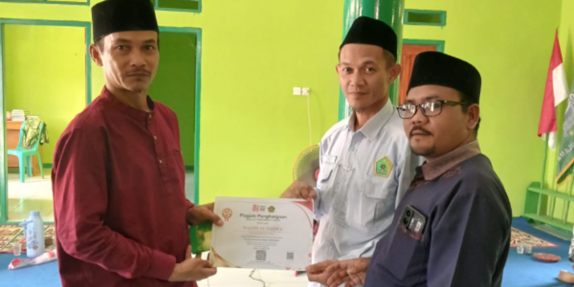 KUA Ciemas Berikan Apresiasi kepada DKM At-Taqwa atas Partisipasi GEBER MAS