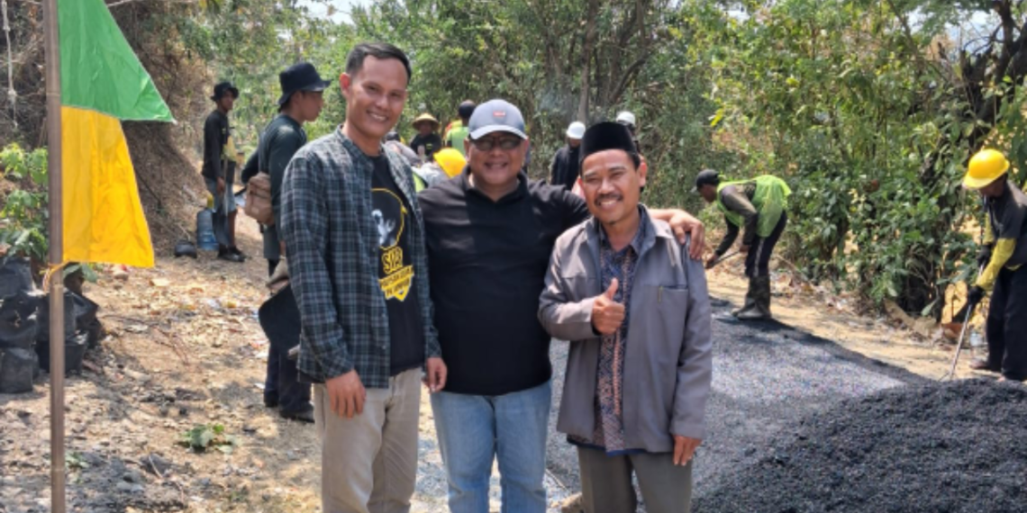 Penyuluh KUA Ciemas Perkuat Silaturahmi dan Gotong Royong dalam Pembenahan Jalan Desa