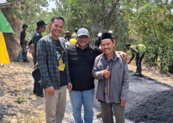 Penyuluh KUA Ciemas Perkuat Silaturahmi dan Gotong Royong dalam Pembenahan Jalan Desa