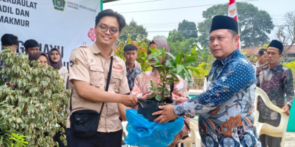 Menanam Cinta, Menghijaukan Bumi, Catin KUA Nagrak Serahkan Bibit Pohon untuk Program Ekoteologi