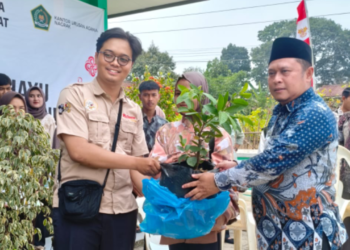 Menanam Cinta, Menghijaukan Bumi, Catin KUA Nagrak Serahkan Bibit Pohon untuk Program Ekoteologi