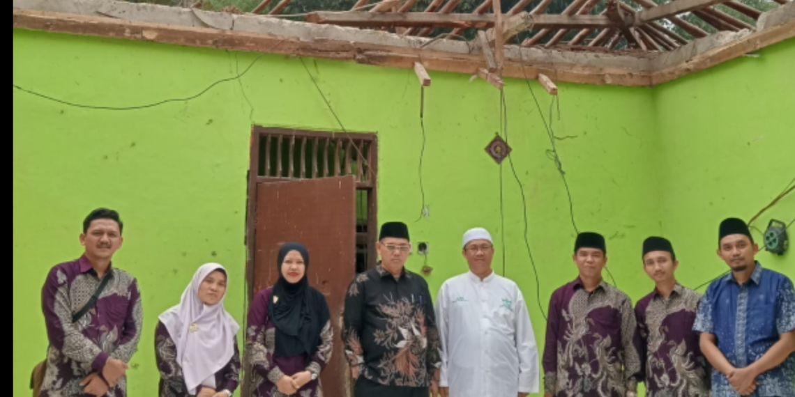 KUA Sukalarang Salurkan Tali Asih untuk Ustaz Korban Musibah Rumah Roboh