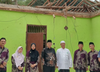 KUA Sukalarang Salurkan Tali Asih untuk Ustaz Korban Musibah Rumah Roboh