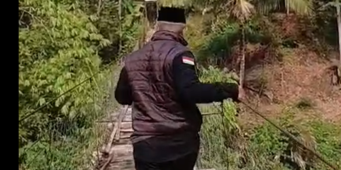 Kepala KUA Jampangkulon Tetap Layani Pencatatan Pernikahan di Lokasi yang Tak Dapat Diakses Kendaraan