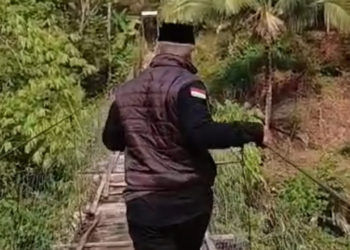 Kepala KUA Jampangkulon Tetap Layani Pencatatan Pernikahan di Lokasi yang Tak Dapat Diakses Kendaraan