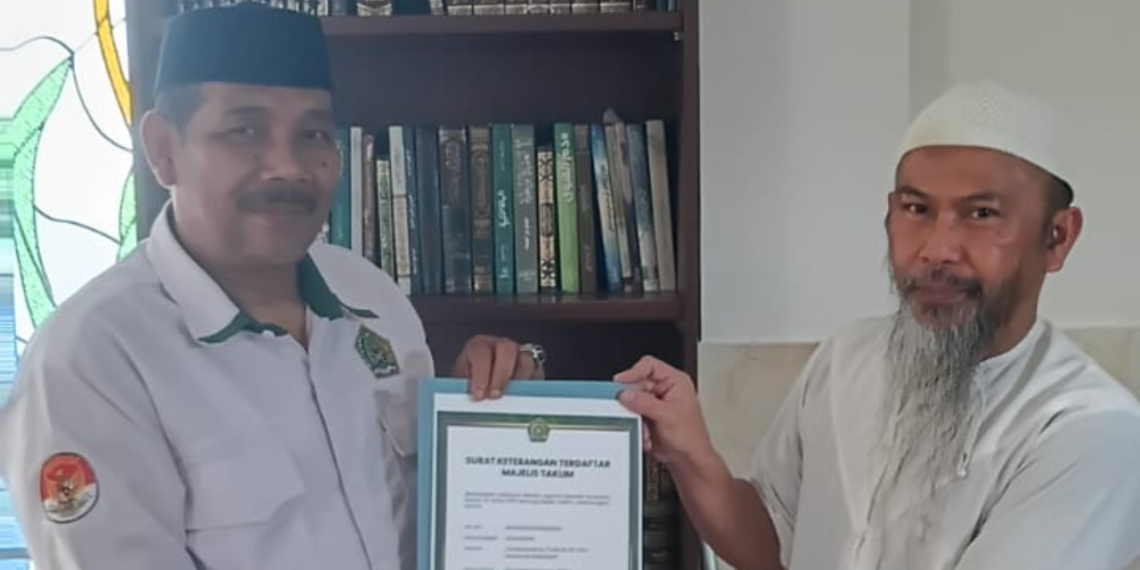 Penyuluh KUA Kadudampit Serahkan SKT kepada MT Assakiinah Gedepangrango