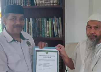 Penyuluh KUA Kadudampit Serahkan SKT kepada MT Assakiinah Gedepangrango