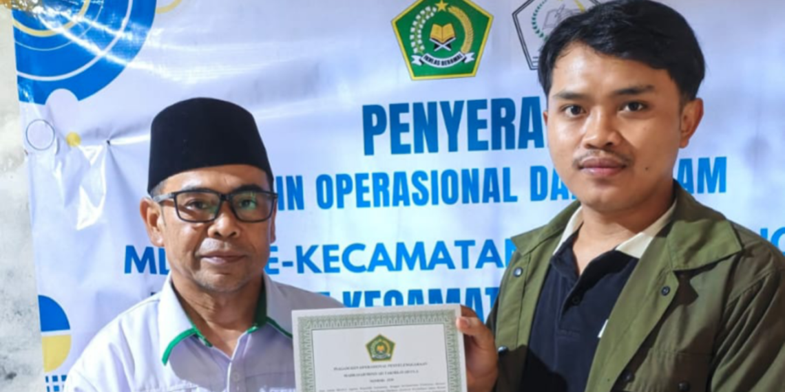 Perkuat Legalitas Lembaga, Penyuluh Agama KUA Kabandungan Serahkan Ijop MDTU Darussalam