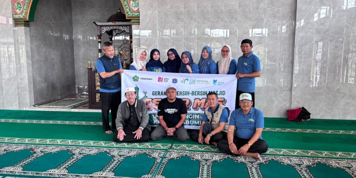 Semarak HUT RI ke-81, KUA Caringin dan DKM Darul Muttaqin Kompak Bersihkan Masjid
